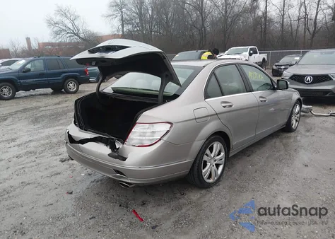 2009 Mercedes-Benz C 300 Luxury 4Matic/Sport 4Matic z USA, uszkodzony, nr VIN WDDGF81X89R070531